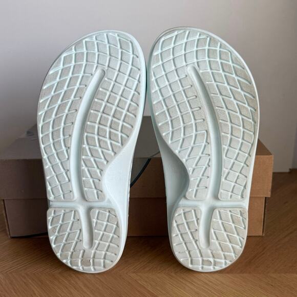 OOFOS Atlantis ‘Mint Green’ Unisex Recovery Slides Sandals - Men 7- Women 9 main image 8